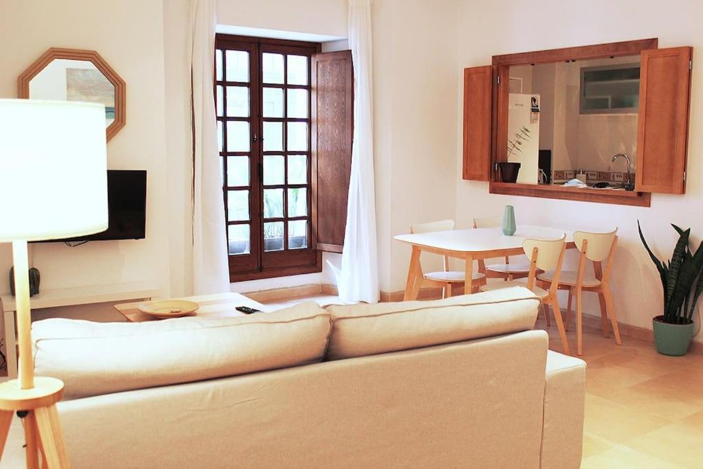 Fancy Apartment In A Historic House, Chiclana City Center By C. Dreams ชิกลานา เด ลา ฟรอนเตรา ภายนอก รูปภาพ